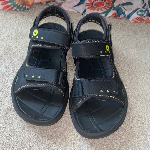 Body Glove Other - Body glove trek sandals